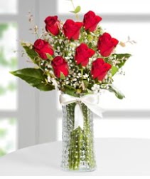 7 Adet vazoda kırmızı gül sevgiliye özel  Kocaeli uluslararası çiçek gönderme 