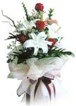  Kocaeli online çiçek gönderme sipariş  4 kirmizi gül , 1 dalda 3 kandilli kazablanka