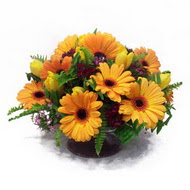 gerbera ve kir çiçek masa aranjmani  çiçek online çiçek siparişi 