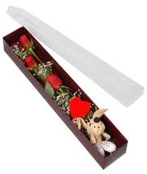 kutu içerisinde 3 adet gül ve oyuncak  kaliteli taze ve ucuz çiçekler 
